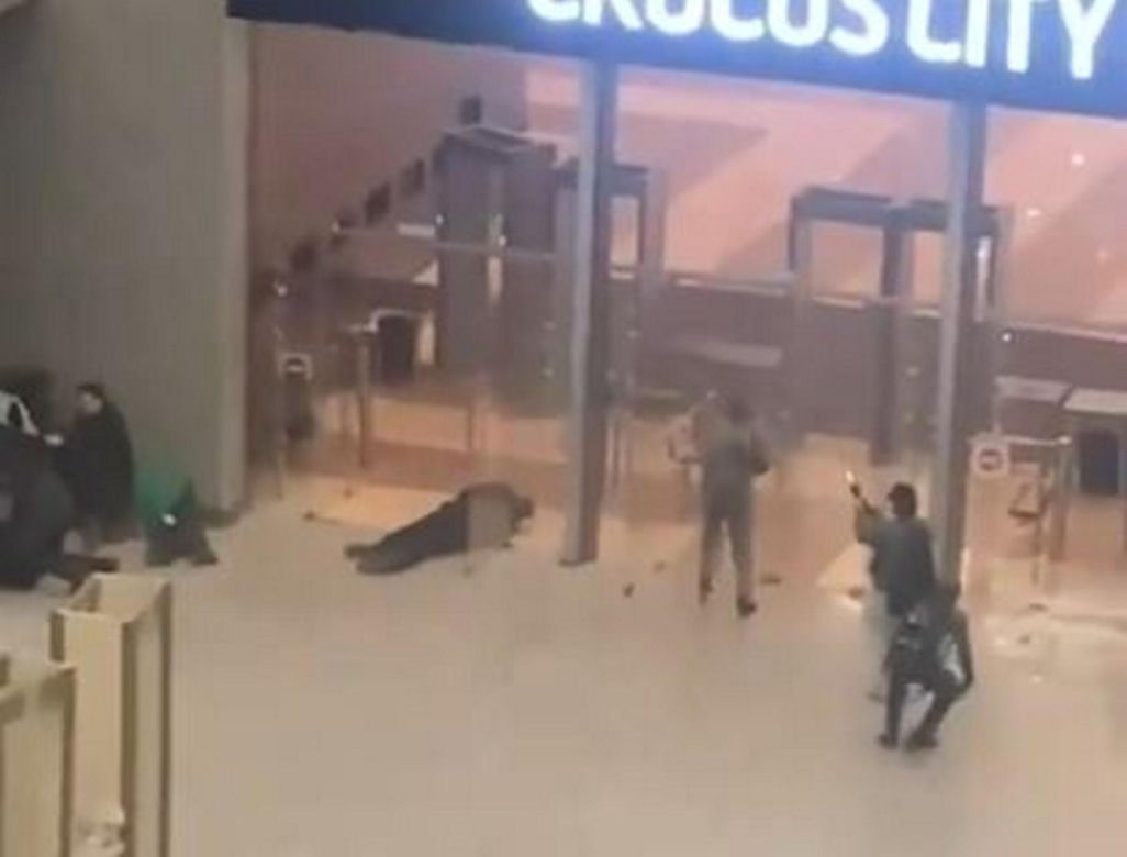 Kilkanaście osób zginęło, kilkadziesiąt rannych w strzelaninie w sali koncertowej pod Moskwą 