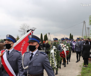 Pogrzeb policjanta z Będzina. Marcin Pitas chorował na COVID-19. Żona i dwoje dzieci z dziurą w sercach