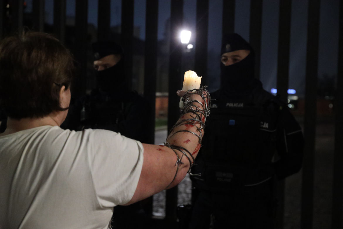 Protesty i aresztowania przed Wawelem podczas wizyty Jarosława Kaczyńskiego