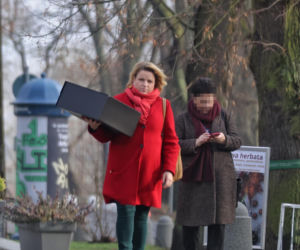 Katarzyna Bosacka w parku