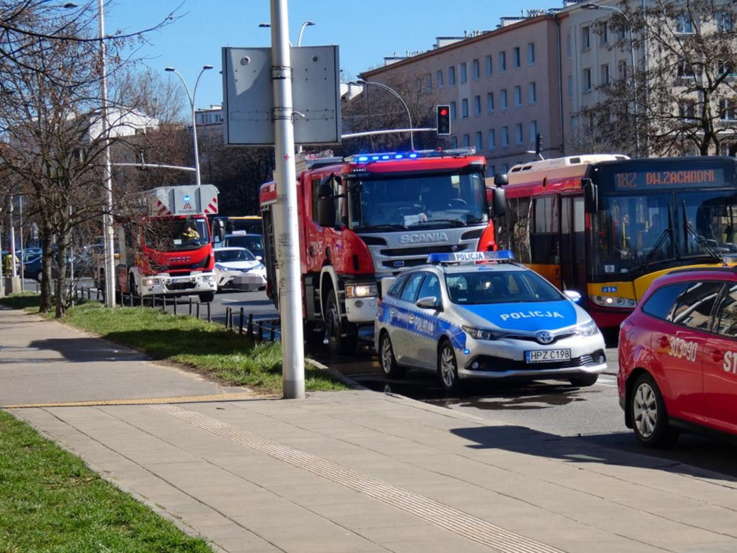 Kłęby dymu buchały z okna. Wielki pożar mieszkania na Ochocie! 