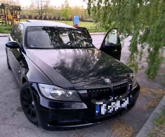 25-latek w BMW z rekordowym wynikiem na alkomacie. Policjanci musieli go obudzić