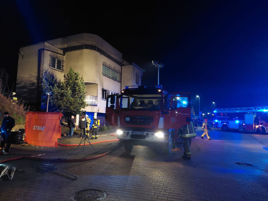 Pożar w Skokach. Z płonącego mieszkania wyniesiono mężczyznę