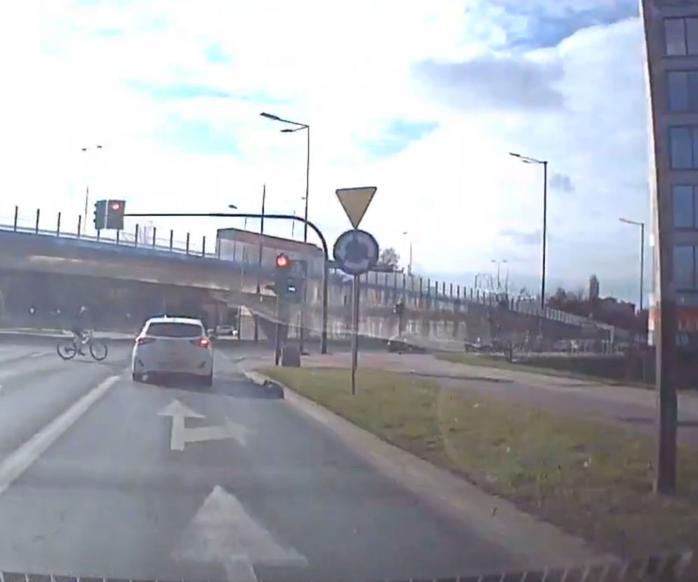 Z impetem wparował na skrzyżowanie i wymusił pierwszeństwo na rowerzyście. O krok od tragedii!