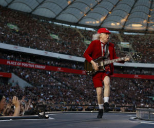 Angus Young ZAPOMNIAŁ solo w klasyku AC/DC?! Nagranie z gitarzystą jest hitem sieci