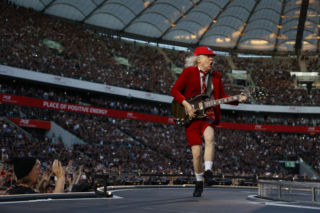 Angus Young ZAPOMNIAŁ solo w klasyku AC/DC?! Nagranie z gitarzystą jest hitem sieci