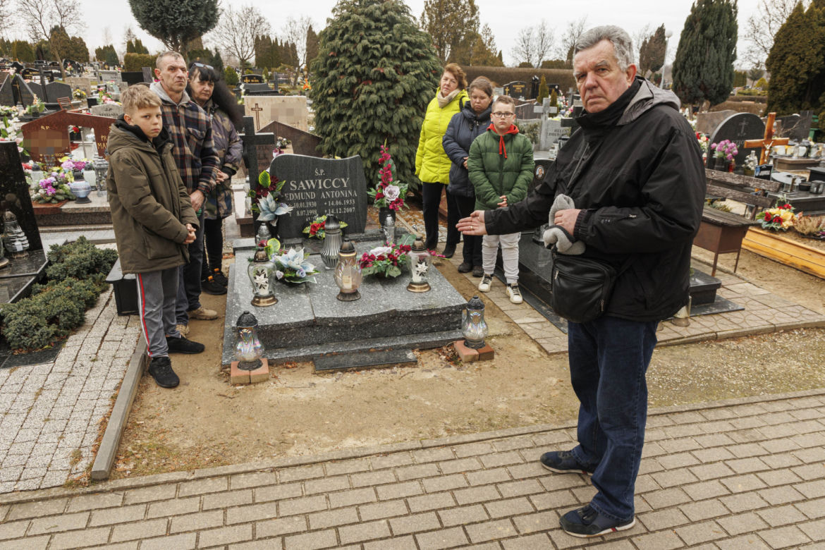 Dokwaterowali nieboszczyka do grobu mamy