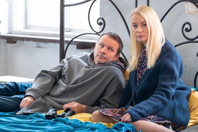 Pierwsza miłość odc. 4145-4149. Bartek dowiaduje się o porwaniu Emilki. Dostaje szału, nie mogąc zrobić nic innego, demoluje swoją celę