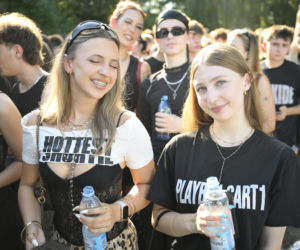 Fani w upale czekają na koncert The Weeknd. Tłumy w Warszawie