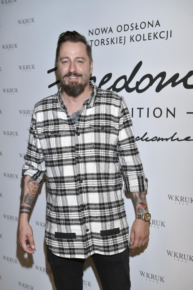 Tak na początku kariery wyglądał Piotr Kędzierski. Dziś trudno go rozpoznać na starych zdjęciach