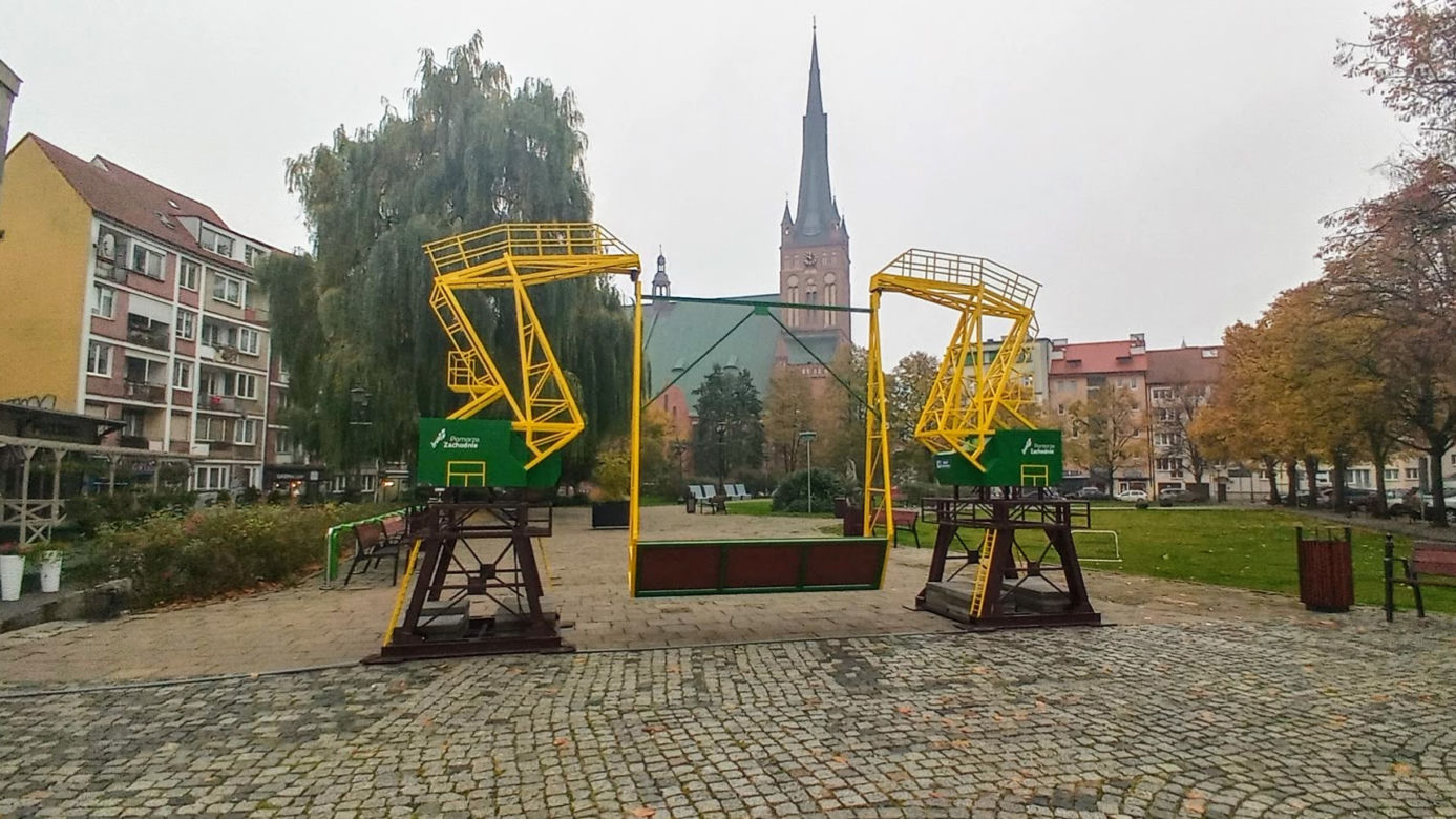 "Dźwigozaurowa" huśtawka stanęła na placu Orła Białego