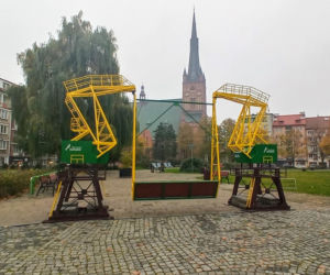 Dźwigozaurowa huśtawka stanęła na placu Orła Białego