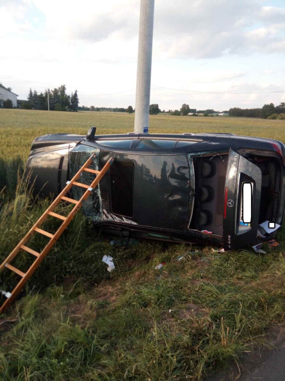 Dachował autem i uciekł z miejsca zdarzenia