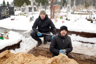 Siarczyste mrozy to gigantyczne wyzwanie dla grabarzy. Tak pracują na Podlasiu