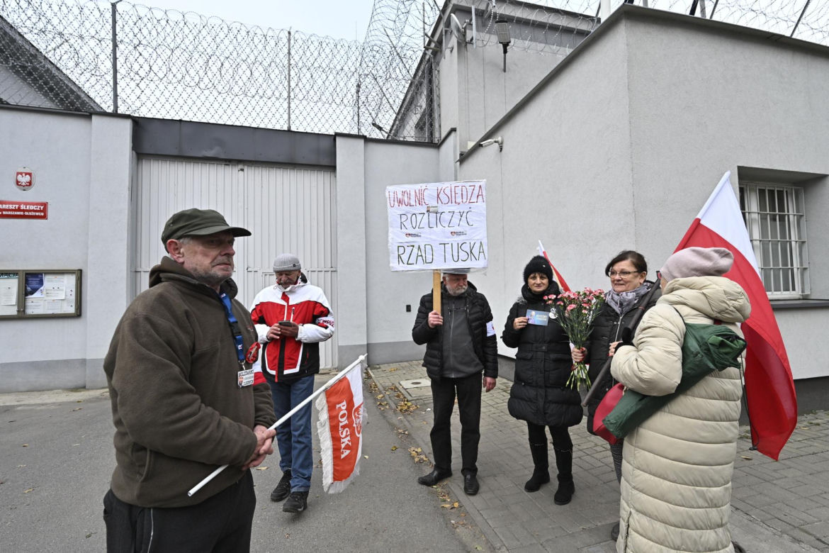 Oczekiwanie na wyjście ks. Michała Olszewskiego na wolność