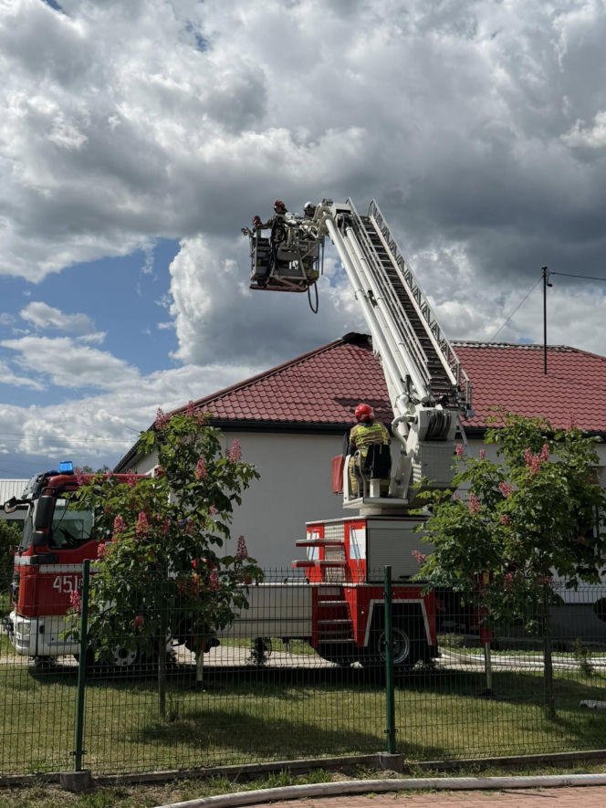 Pożar dachu budynku szkoły w Kruszewie