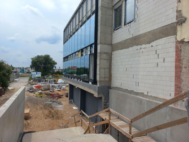 Na pływalni Akwawit w Lesznie montują przeszklenia