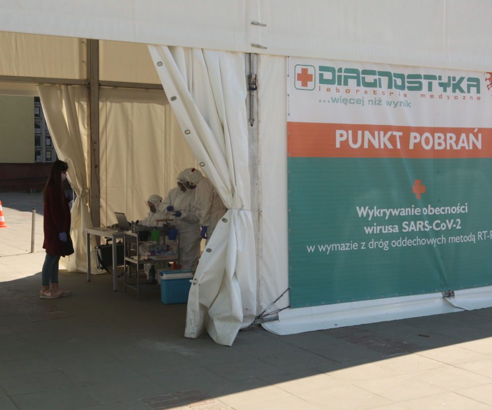 Mobilny punkt pobrań testów na COVID-19 w Poznaniu
