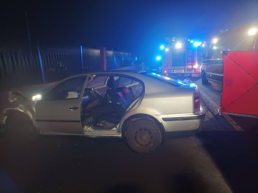 Tragedia w Chociszewie: Skoda wbiła się w ogrodzenie cmentarza! Nie żyje 36-latek