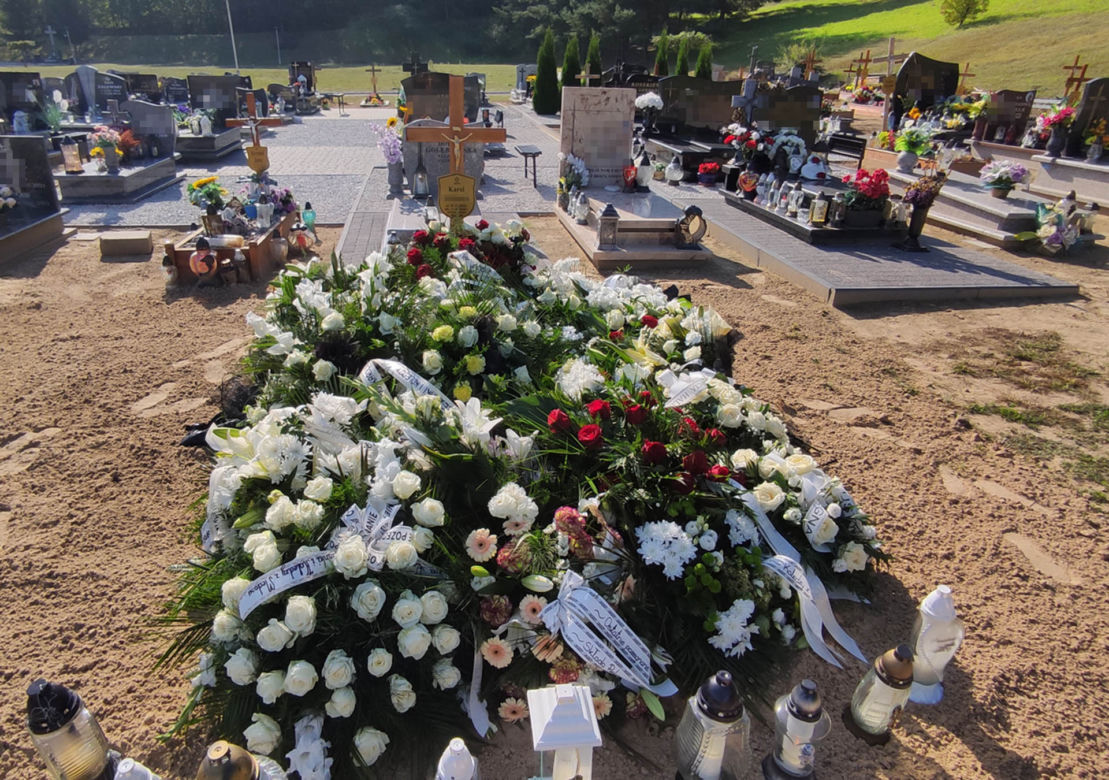 Karol, który zginął w Wabczu, spoczął na cmentarzu w Chełmnie. Grób utonął w białych kwiatach