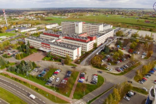 Jedne szpitale wstrzymują przyjęcia, inne dostaną dodatkowych pacjentów. To po decyzji wojewody