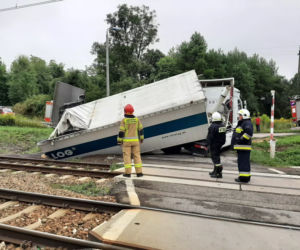 Zderzenie pociągu z ciężarówką na przejeździe kolejowym w Przesławicach