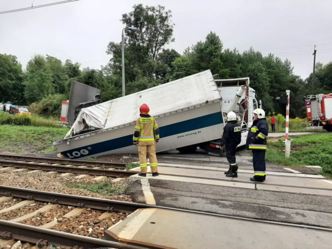 Zderzenie pociągu z ciężarówką na przejeździe kolejowym w Przesławicach