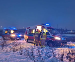 Na rzece załamał się lód. Kobieta i mężczyzna wpadli do lodowatej wody, walczyli o życie