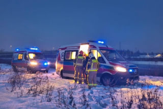 Na rzece załamał się lód. Kobieta i mężczyzna wpadli do lodowatej wody, walczyli o życie