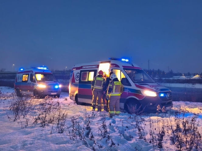 Na rzece załamał się lód. Kobieta i mężczyzna wpadli do lodowatej wody, walczyli o życie