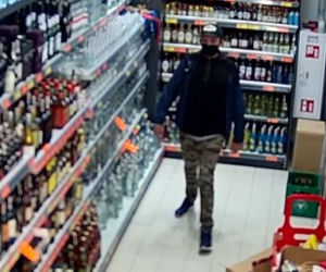 Sosnowiec: Bezczelni złodzieje okradli Biedronkę. Weszli jak po swoje. Rozpoznajesz ich? [ZDJĘCIA]