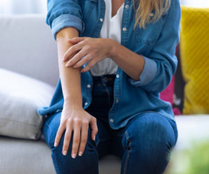 Patrzysz na drapiącą się osobę i czujesz swędzenie? To wiele mówi o twojej osobowości