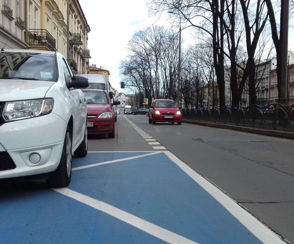 Kraków: Urzędnicy zabrali jeden pas na Dietla i zrobili tam... parking