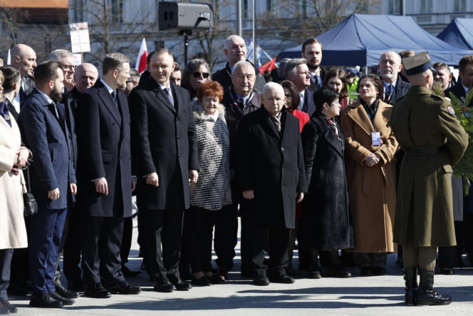Rocznica katastrofy smoleńskiej. Prezydent Nawrocki uczcił pamięć zmarłych