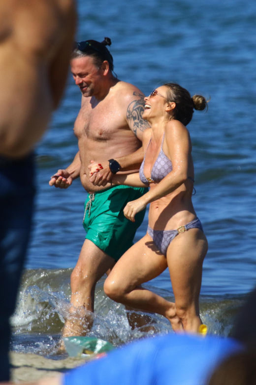 Edyta Herbuś na plaży