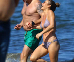 Edyta Herbuś na plaży