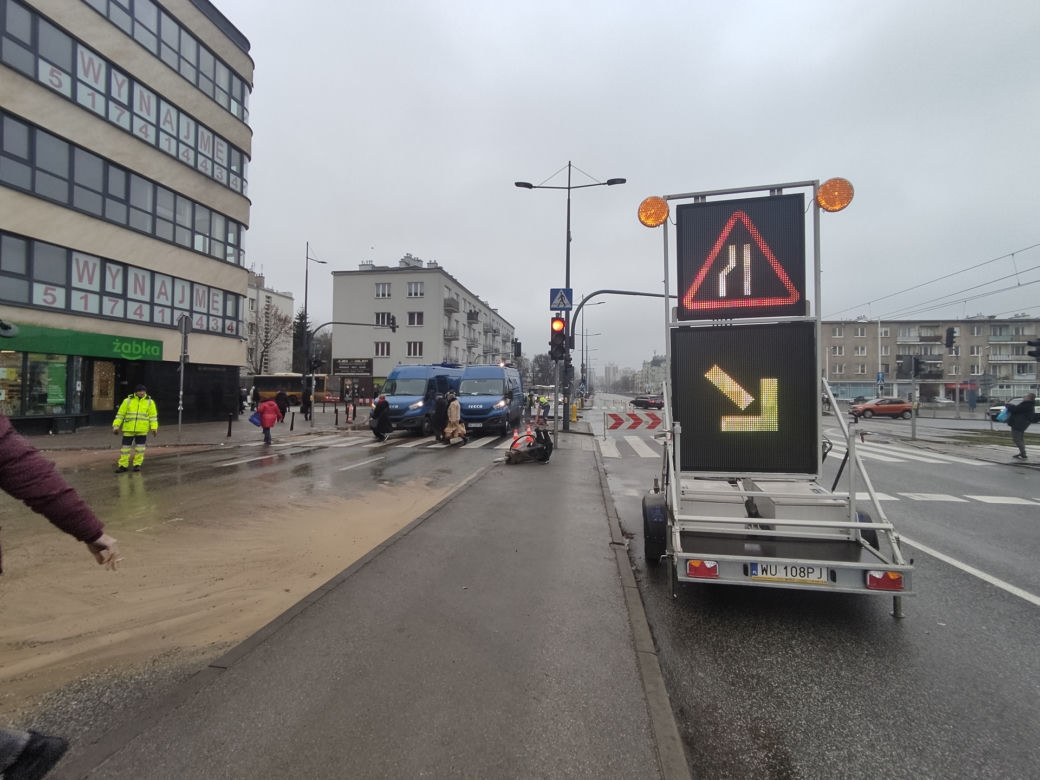 Grochowska się zapadła! Woda wyżłobiła dziurę na 7 metrów! Gigantyczne utrudnienia na Pradze