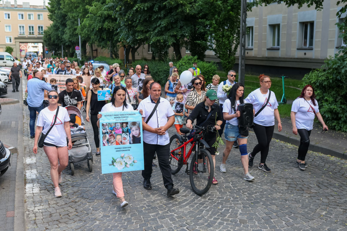 Biały Marsz dla Kamilka. Mieszkańcy Częstochowy przynieśli białe róże