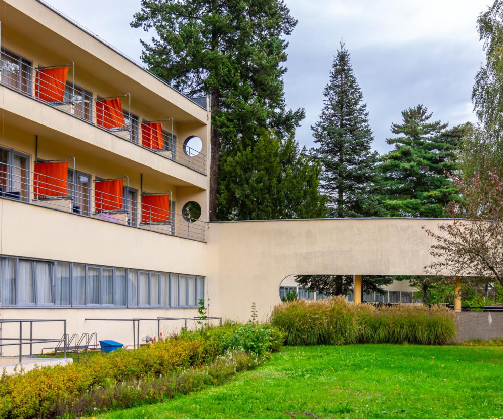 Modernistyczny budynek osiedla WuWa z pomarańczowymi osłonami na balkonach. O historii osiedla czytaj w Architektura.