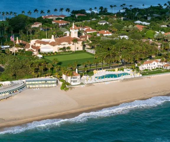 Strzały w rezydencji Donalda Trumpa. Służby zabiły uzbrojonego mężczyznę