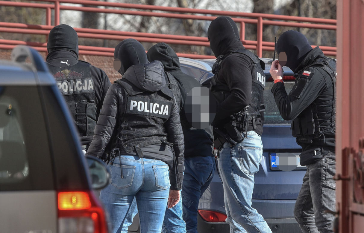 Podejrzany o zamordowanie trójki dzieci Radosław K. doprowadzony do prokuratury przez kilku uzbrojonych policjantów