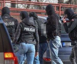 Podejrzany o zamordowanie trójki dzieci Radosław K. doprowadzony do prokuratury przez kilku uzbrojonych policjantów