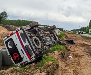 Trasa Ełk - Sędki. Wypadek na DK 16. Karetka transportowa wpadła do rowu [ZDJĘCIA]