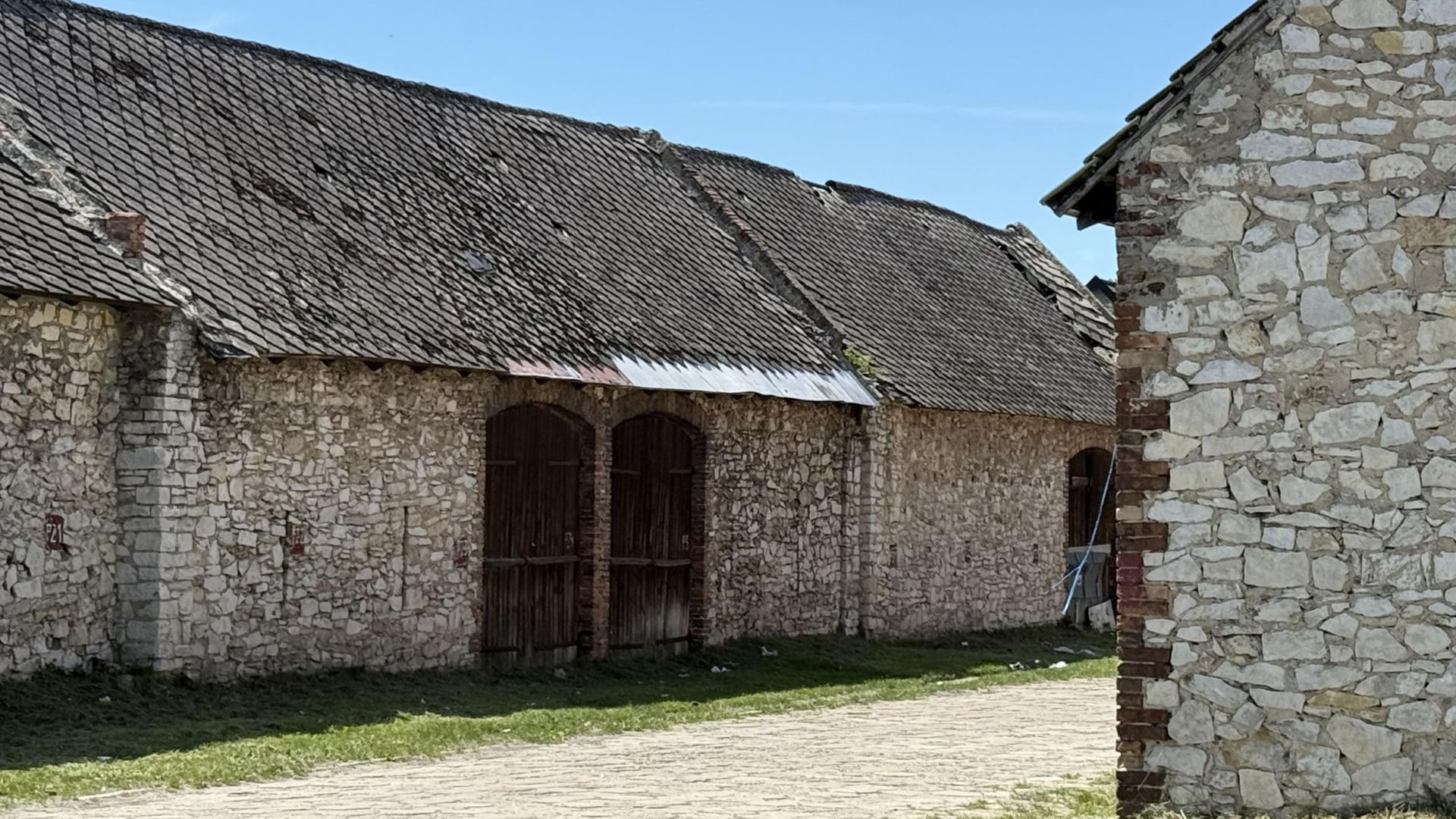 Zespół zabytkowych stodół w Żarkach