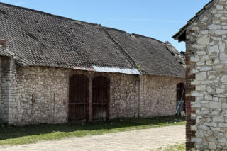 Zespół zabytkowych stodół w Żarkach