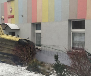 Tarnowskie Góry. Wjechała w budynek. Zatrzymała się na dachu