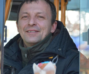 Dziewczyny z Torcida Girls rozdały seniorom trójkolorowe babeczki z okazji Dnia Babci i Dziadka 