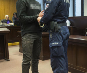 Co widać na nagraniu ataku nożem na Nowym Świecie? Sąd odtworzył szokujący materiał