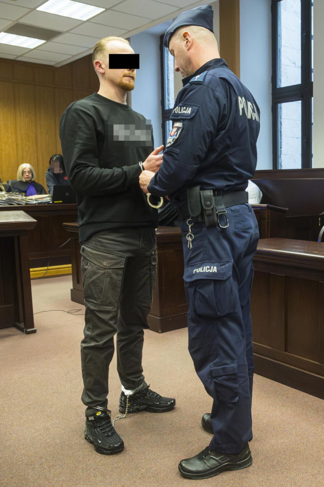 Co widać na nagraniu ataku nożem na Nowym Świecie? Sąd odtworzył szokujący materiał