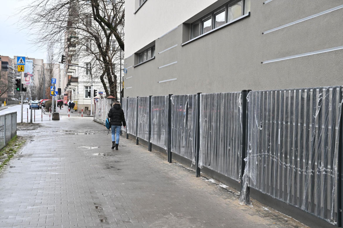 Absurd roku w Warszawie? Postawili płot tuż przy elewacji budynku. "Tak musiało być" 